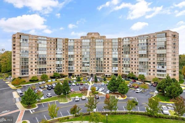 Exterior view at Lansdowne Woods of Virginia